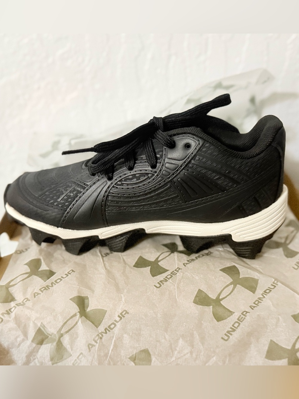 Under Armour Black and White Men's Athletic Cleats NWT - Picture 3 of 6